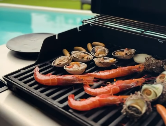 エビや貝でBBQ中の写真